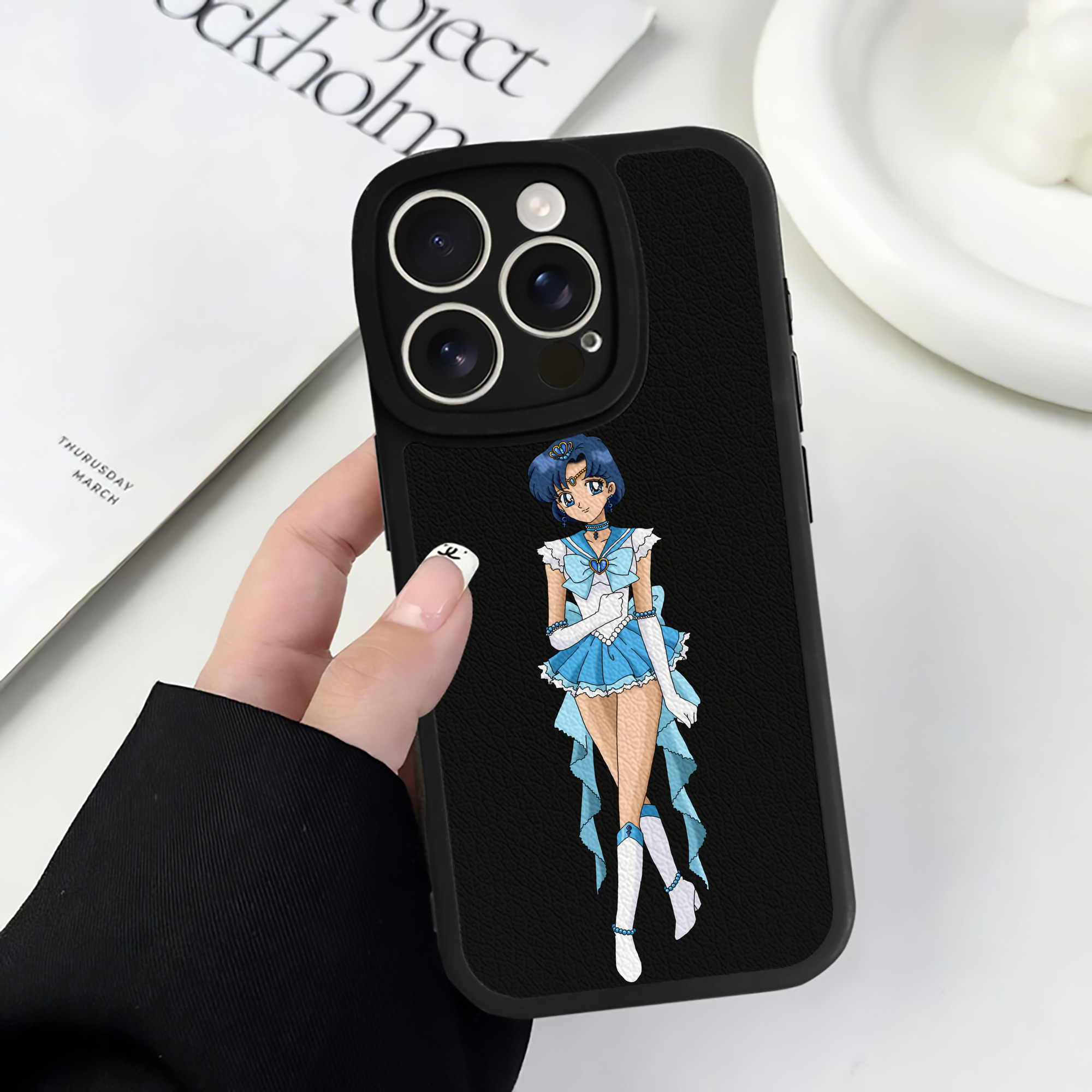 （画像用） 美少女戦士セーラームーン 水野 亜美 みずの あみ Sailor Moon Mizuno Ami 【iPhone 16シリーズ対応】シリコンスマホケース（レザー調） 材質：シリコン